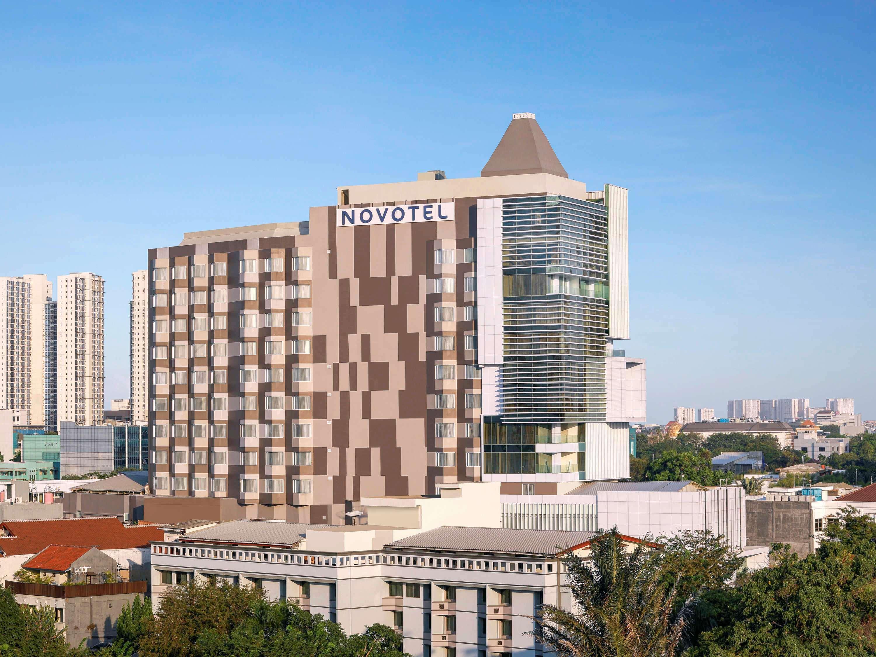 Novotel Jakarta Cikini Exterior photo